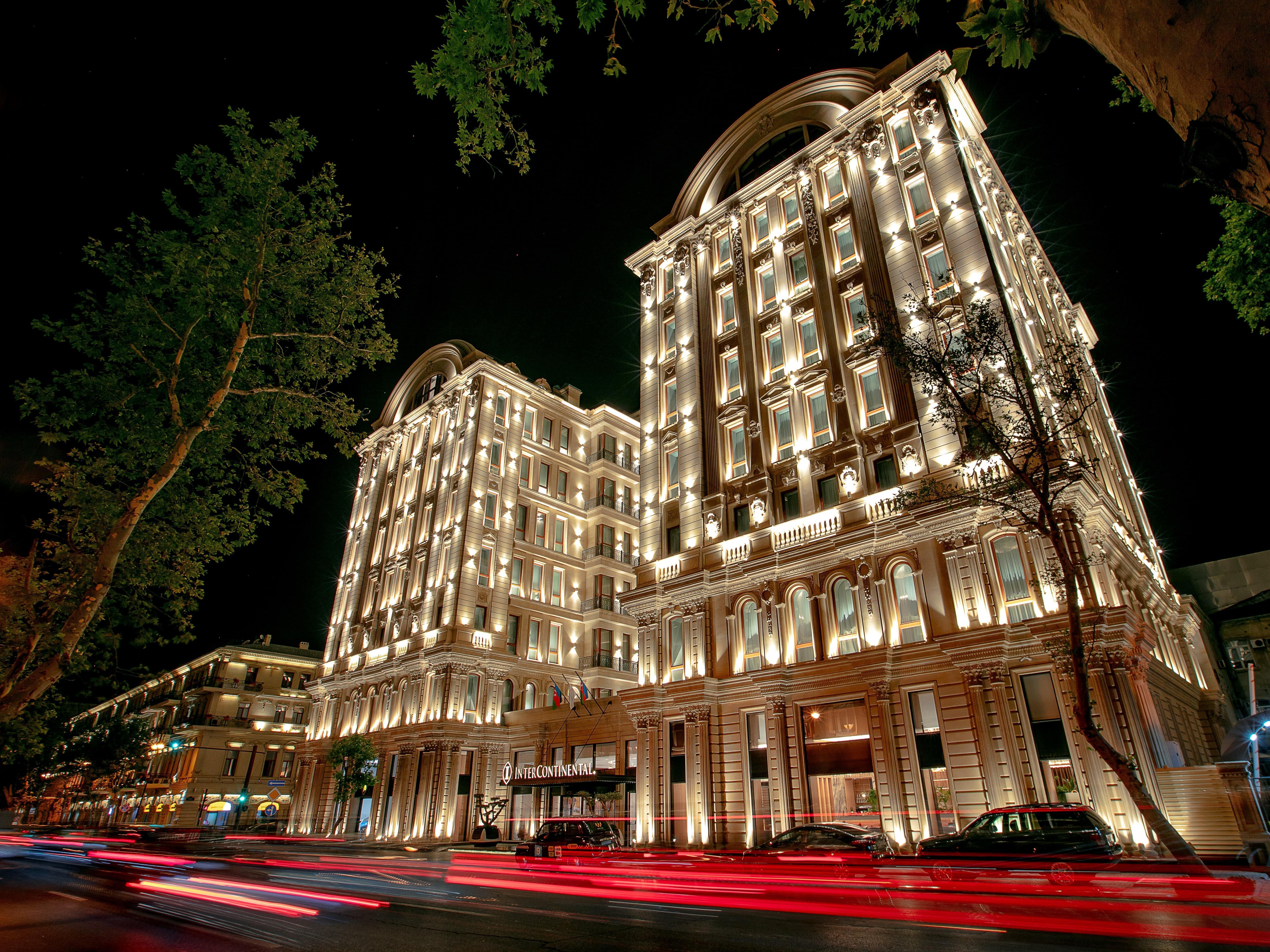 Intercontinental Baku By Ihg Otel Dış mekan fotoğraf The hotel at night
