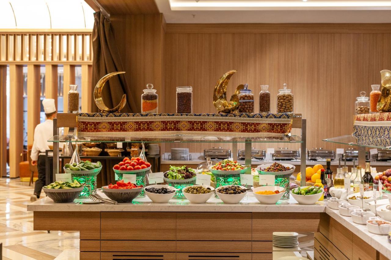 Intercontinental Baku By Ihg Otel Dış mekan fotoğraf A buffet at a hotel